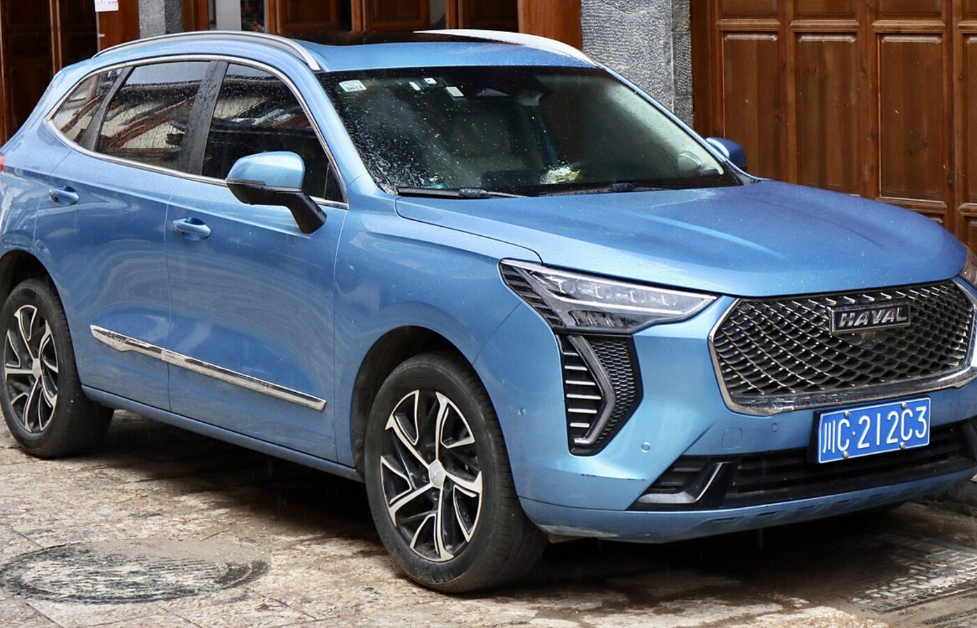 Синий Haval Jolion, передний правый ракурс