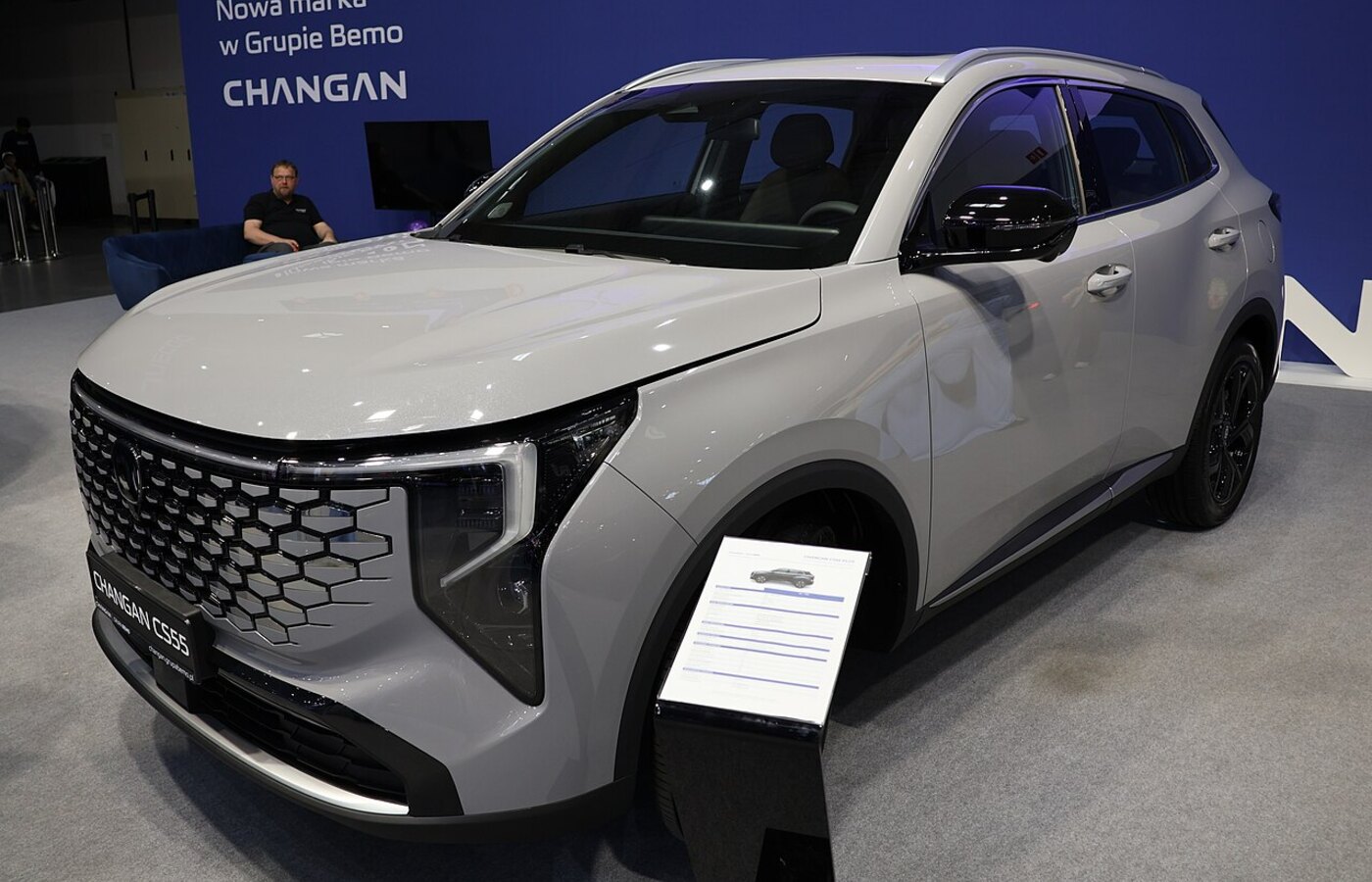 Белый Changan CS55 Plus / UNI-S, передний левый ракурс