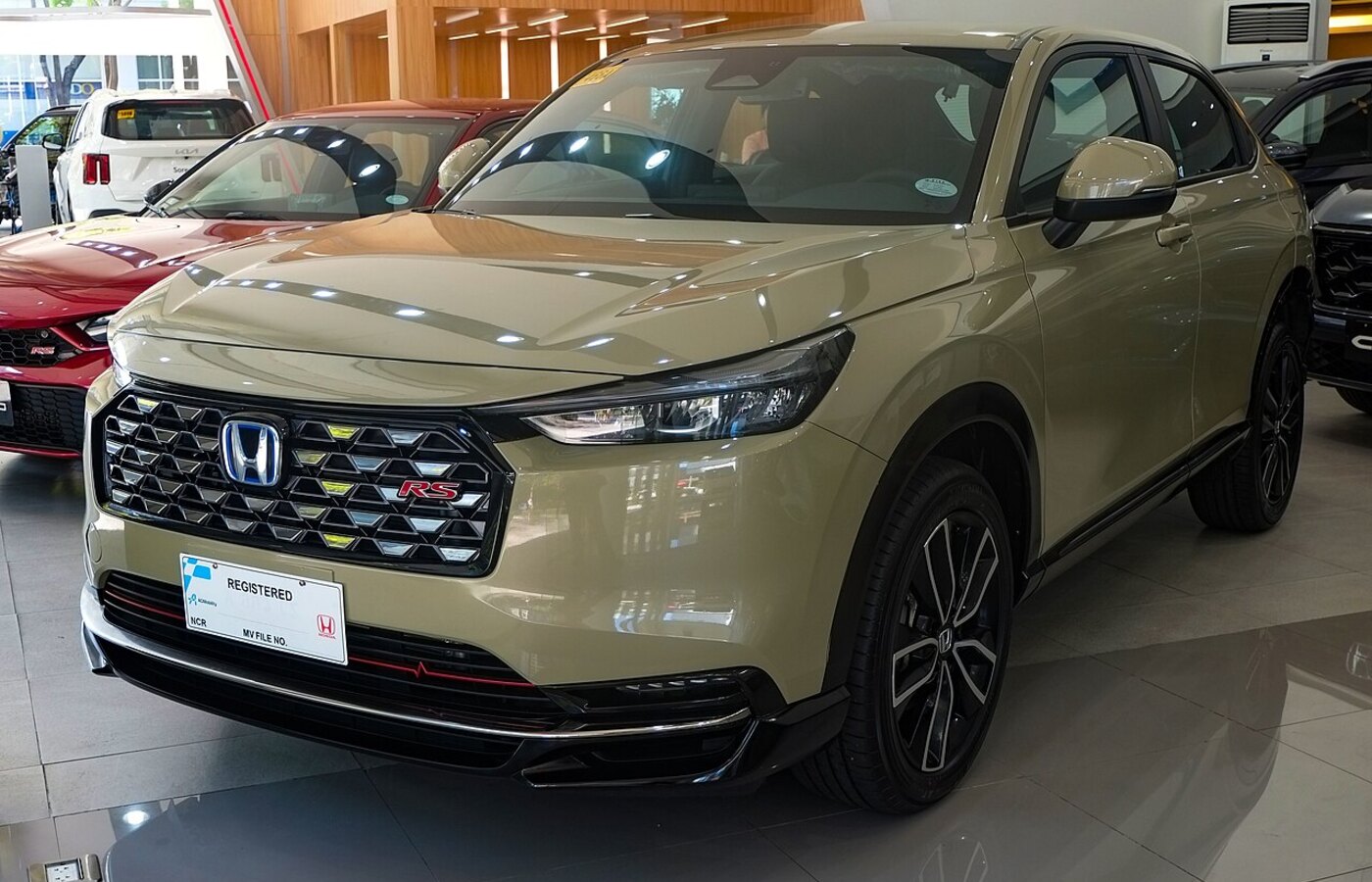 Honda Vezel e:HEV песочного цвета, передний ракурс