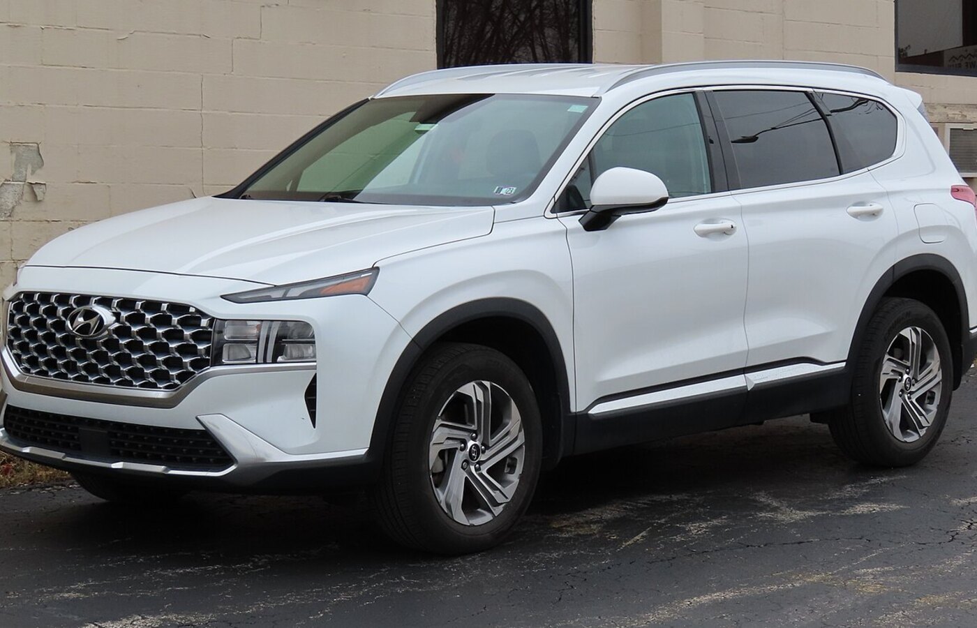 Белый Hyundai Santa Fe TM, передний левый ракурс