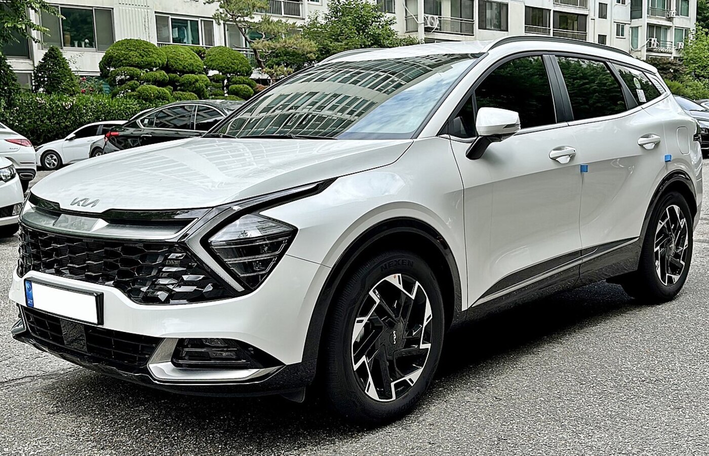 Серебристый Kia Sportage NQ5, передний левый ракурс